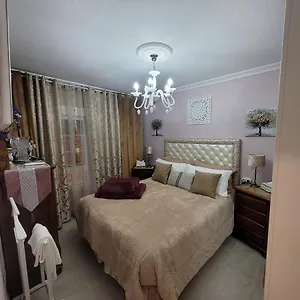 Habitación en casa particular Shared A With A View Of The Garden, Sevilla